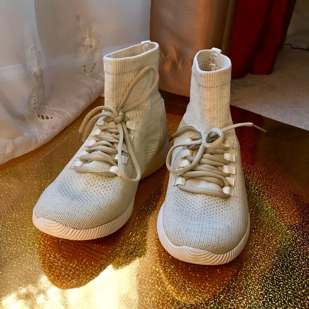 Light weight sneakers